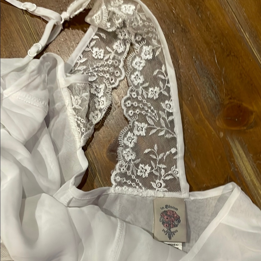 IN BLOOM Elegant White Sheer Layered Camisole Medium
